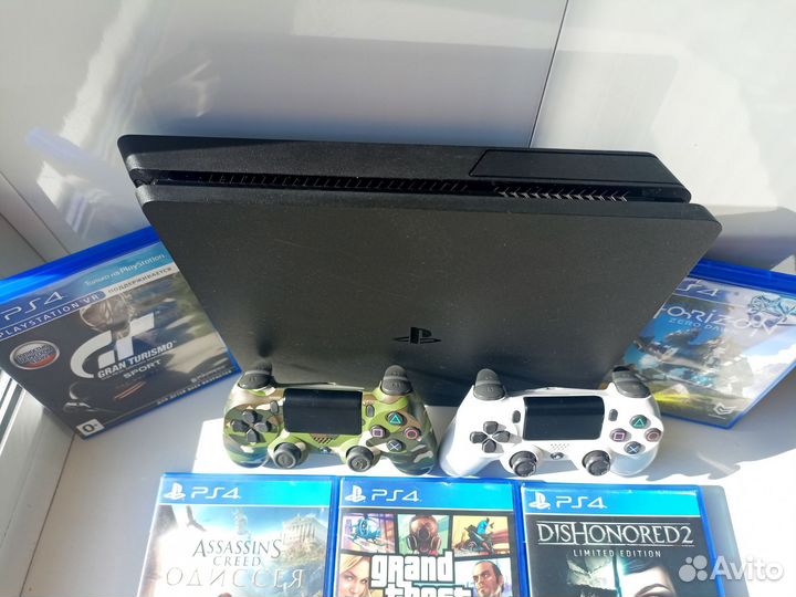 Sony PlayStation 4 slim + 2 геймпада + диски