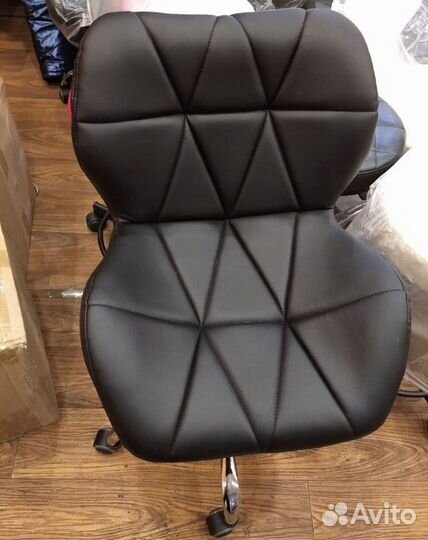 Стул мастера маникюра, педикюра, косметолога