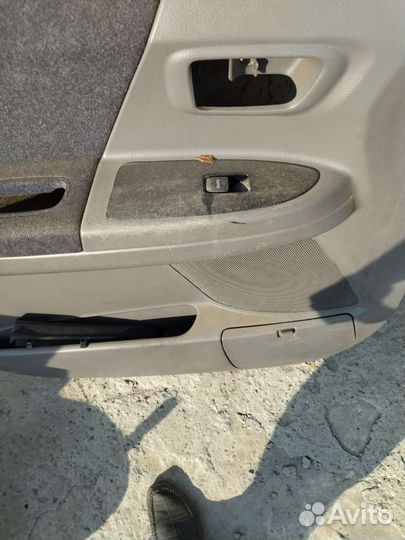 Обшивка двери Noah Voxi 2002 г передняя левая