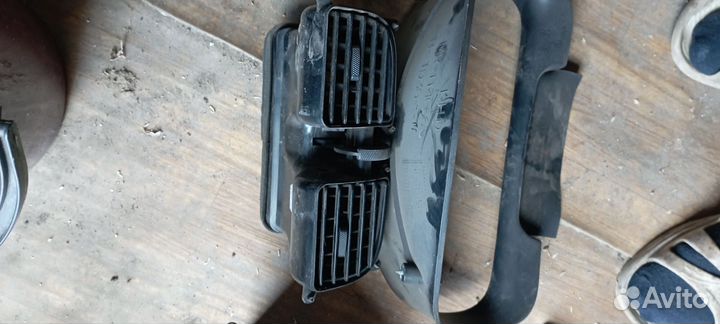 Задний левый фонари на крышку багМитсубиси Каризма