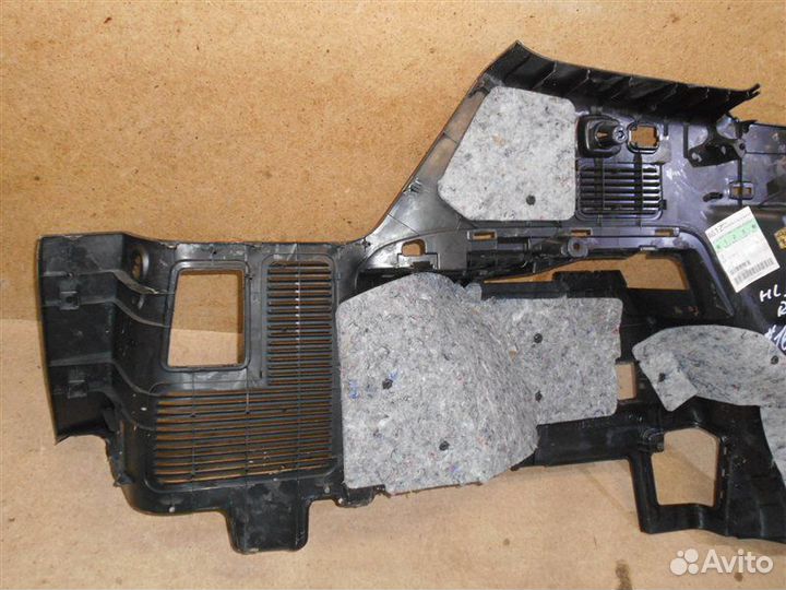 Обшивка багажника - боковая обивка правая Toyota