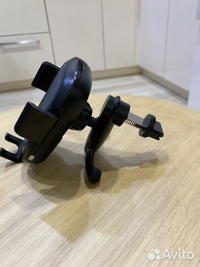 Автомобильный держатель с беспроводной зарядкой