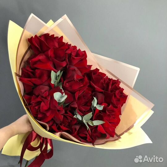 Эффектные красные французские розы