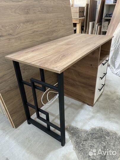 Маникюрный стол