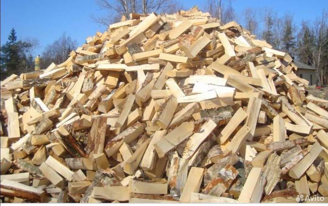 Груда дров. Дрова. Машина на дровах. Кучка дров. Дрова колотые дуб.