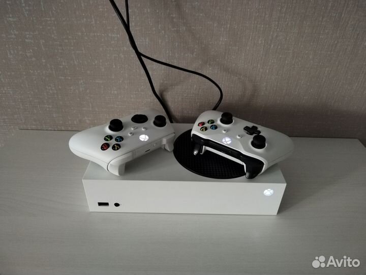 Xbox series s 2 геймпада