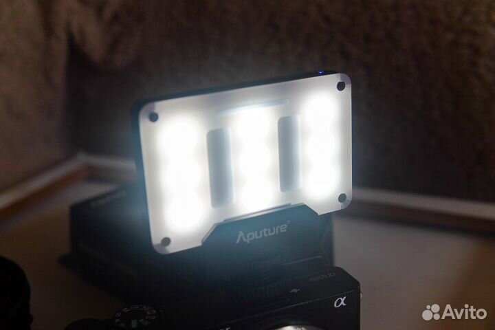 Накамерный свет светодиодный Aputure Amaran AL-M9