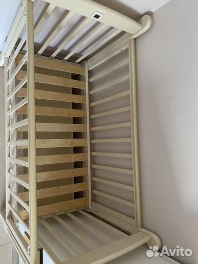 Детская кроватка с продольным маятником и ящиком