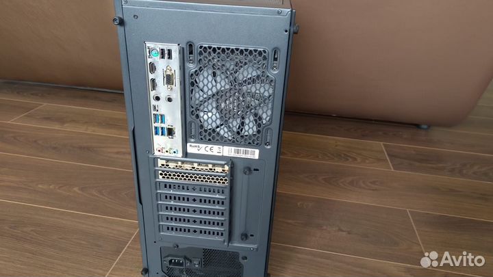 Мощный игровой компьютер с монитором