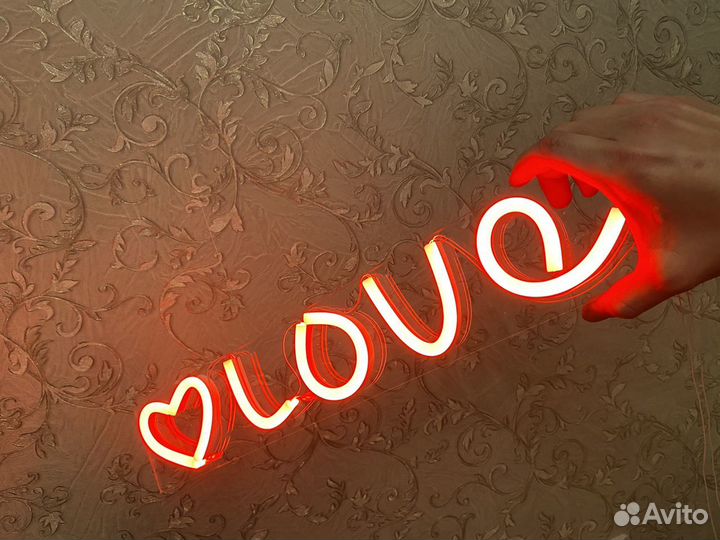 Неоновая вывеска love