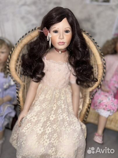 Коллекционная фарфоровая кукла