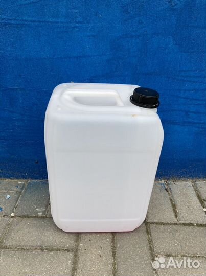 Канистры пластиковые бу 20- 25 литров