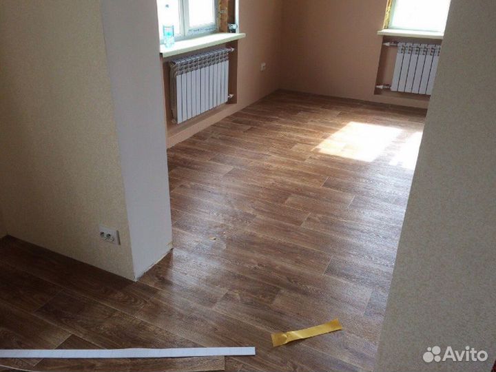 Настил линолеума, плинтуса