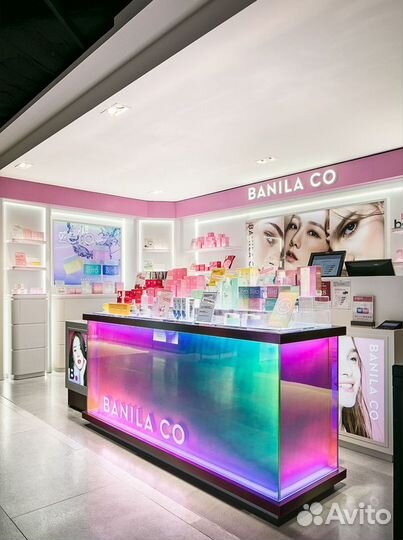 Стойка ресепшн с радужным покрытием