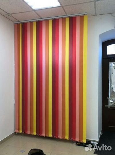 Рулонные шторы в коричневом коробе E7592