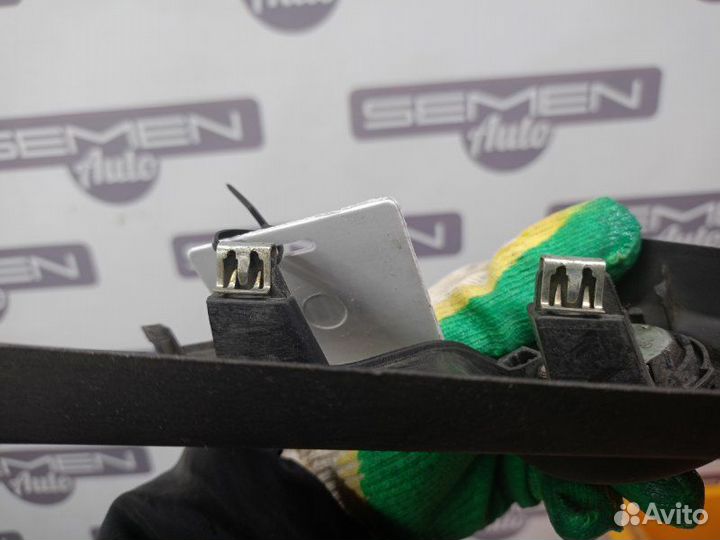 Накладка зеркала внутренняя с динамиком правая