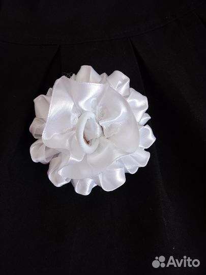 Белый бант на резинке