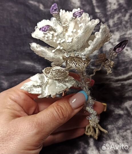 Брошь кутюрный цветок белый с аметистами и кварцем