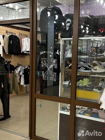 Аренда рейла, стойки, полки в магазине