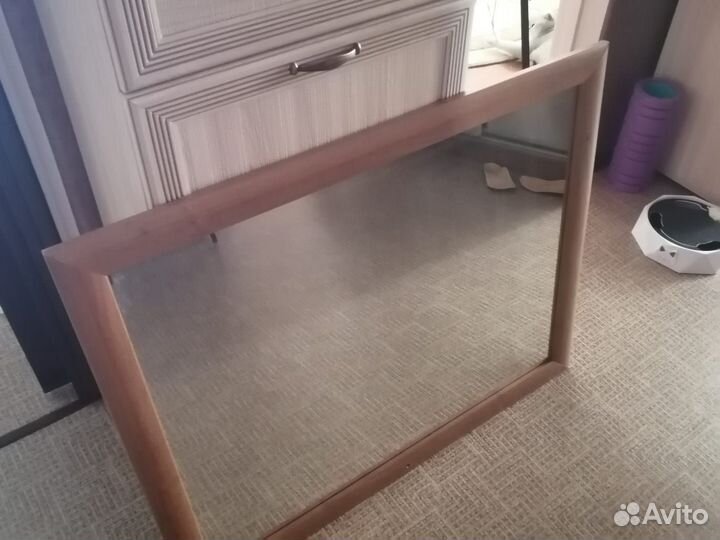 Зеркало настенное в деревянной раме