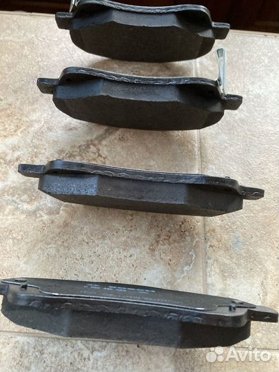 Передние тормозные колодки Тойота avensis