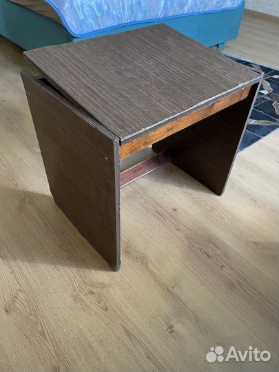 Парта для дошкольника, тумбочка, небольшой столик