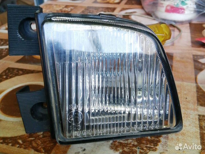 Противотуманная фара Toyota hiace R