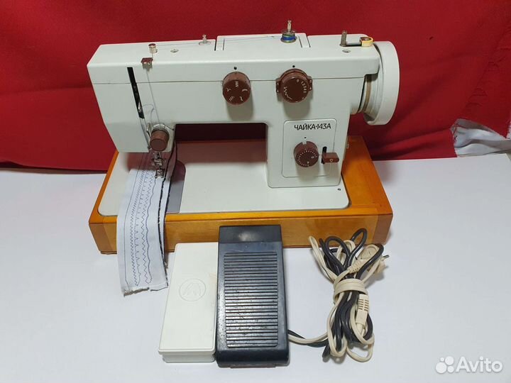 Швейная машинка Чайка 143а