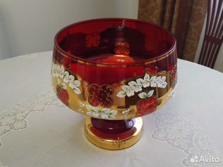 Ваза для фруктов на ножке