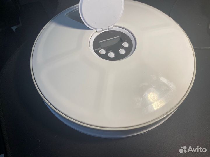 Автоматическая кормушка для кошек и собак