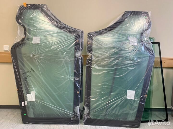 JCB Стекло двери правое 1591х896 мм. 827/80144