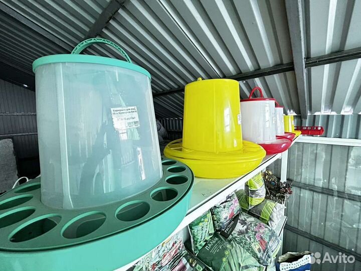 Кормушки и поилки для кур