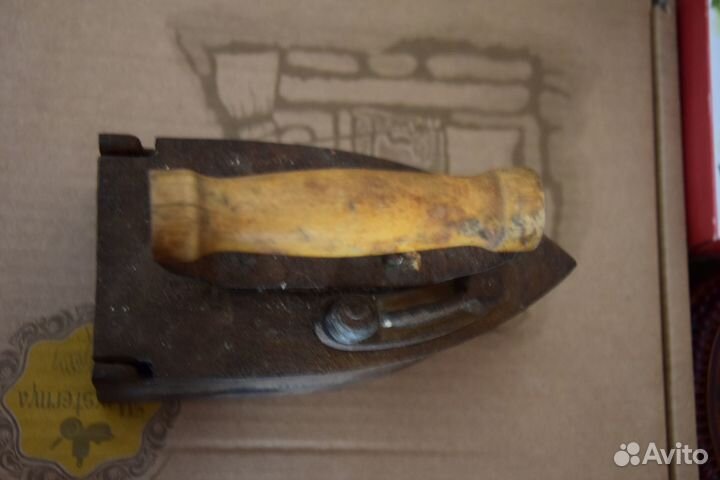 Старинный чугунный утюг времён СССР