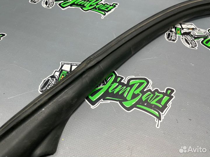 Уплотнительная резинка проема двери левая Lexus