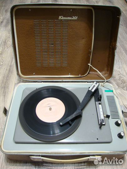 Проигрыватель грампластинок Юность 301