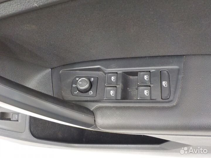 Обшивка двери передней правой на Volkswagen Tiguan