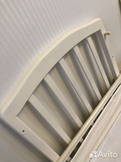 Кровать детская с маятником