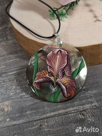 Подвеска кулон Ирис из перламутра с росписью