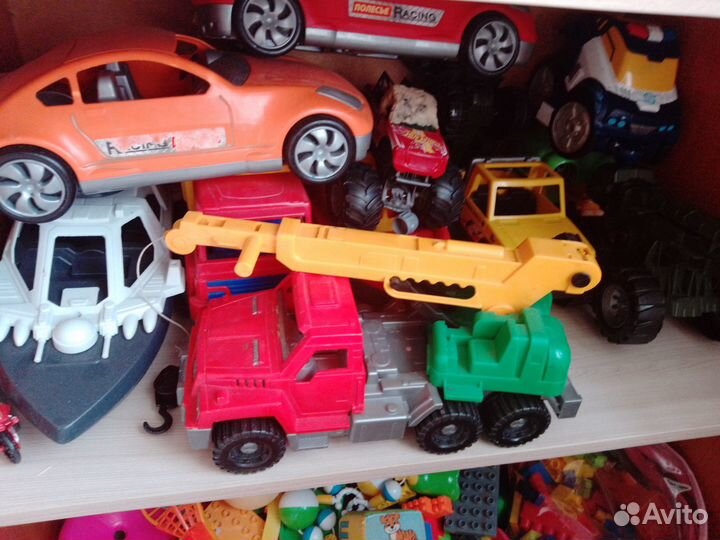 Игрушки, кубики, пазлы, книжки