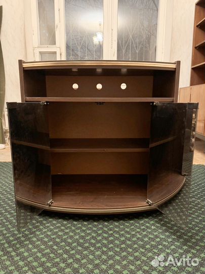 Тумба под телевизор на колесиках