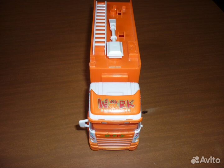 Машина игрушечная пластмассовая