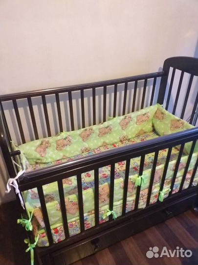 Детская кроватка с маятником