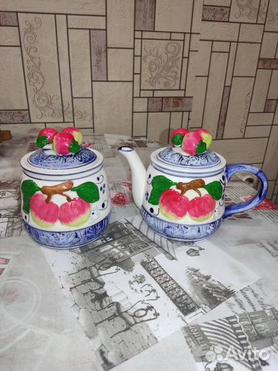 Набор чайник и сахарница
