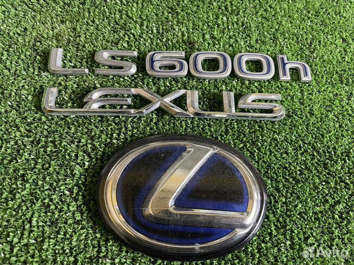 Эмблема крышки багажника Lexus LS600hl