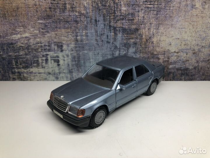 Cursor 1/35 Mercedes-Benz W124