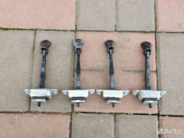 Ограничители дверей Hyundai i30 2007-2012год