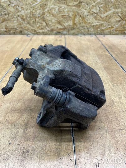 Тормозной суппорт передний правый Opel Astra J