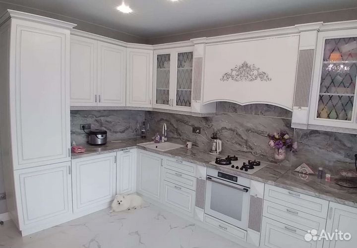 Угловая кухня в классическом стиле