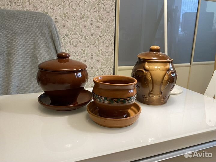 Глиняная посуда: горшки, кружки, чайник, графин