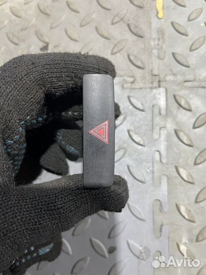 Кнопка аварийной сигнализации (Volkswagen Passat)